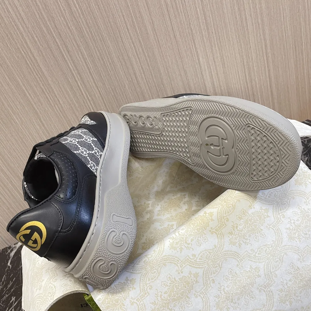 All details of P700 are all genuine leather. Welcome to compare with Gucci~~ The new upgraded version, original original color, with overseas purchase air packaging⚠️ @GG couple thick-soled shoes...biscuit shoes...white shoes...sports shoes...flat shoes...catwalk style: celebrities, Internet celebrities, Xiaohongshu, etc. will definitely plant grass and call ❤ Original customized cowhide fabric (classic old floral fabric, perforation, embossing process), the original bottom has a large Gucci Logo, and there is a GG on the heel Logo, 5cm thick sole, classic Gucci webbing... Men's size 39-44